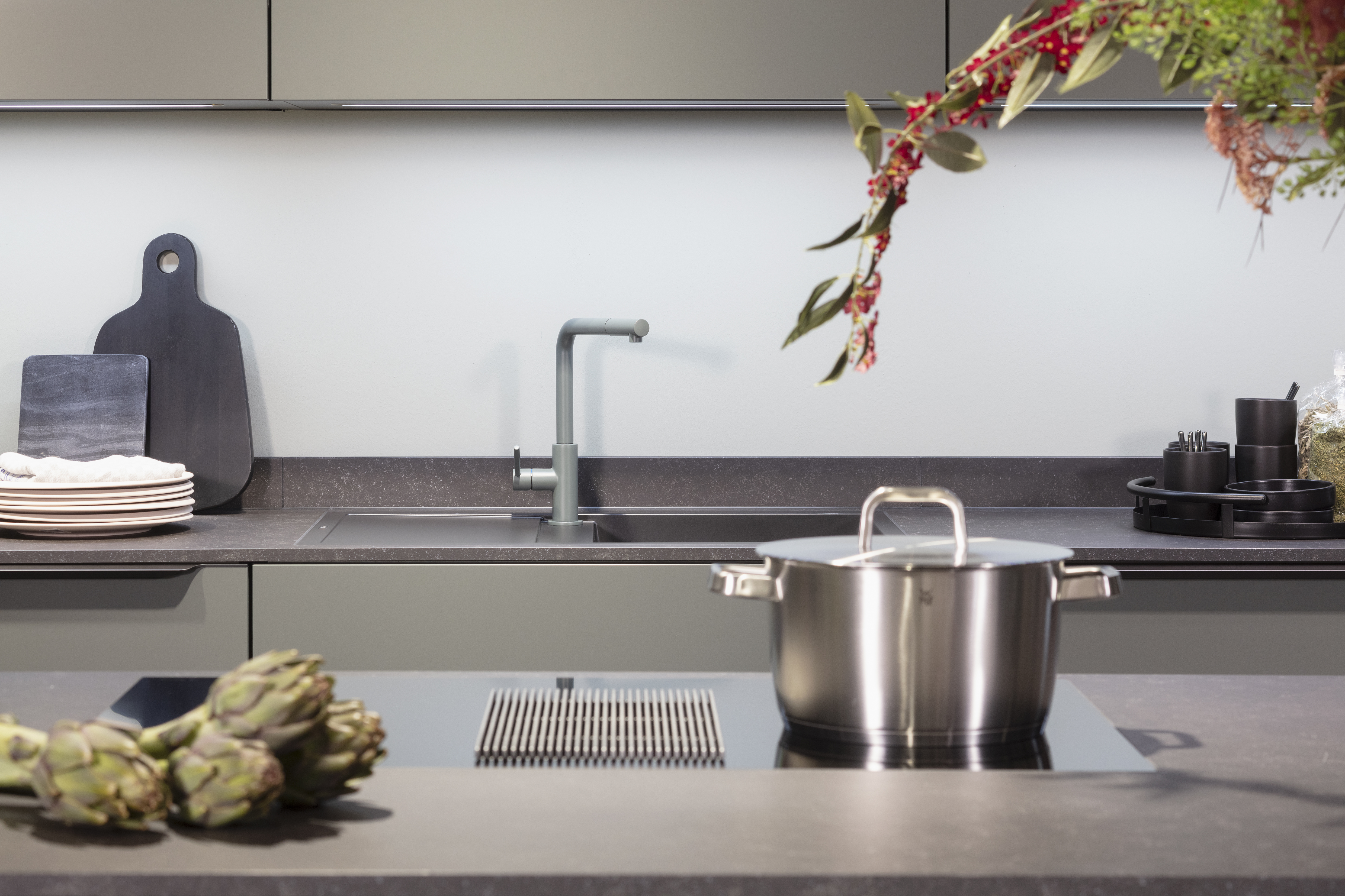 Nobilia Küche „Iconic Flowers“ in Mineralgrün Kochfeld Muldenlüfter