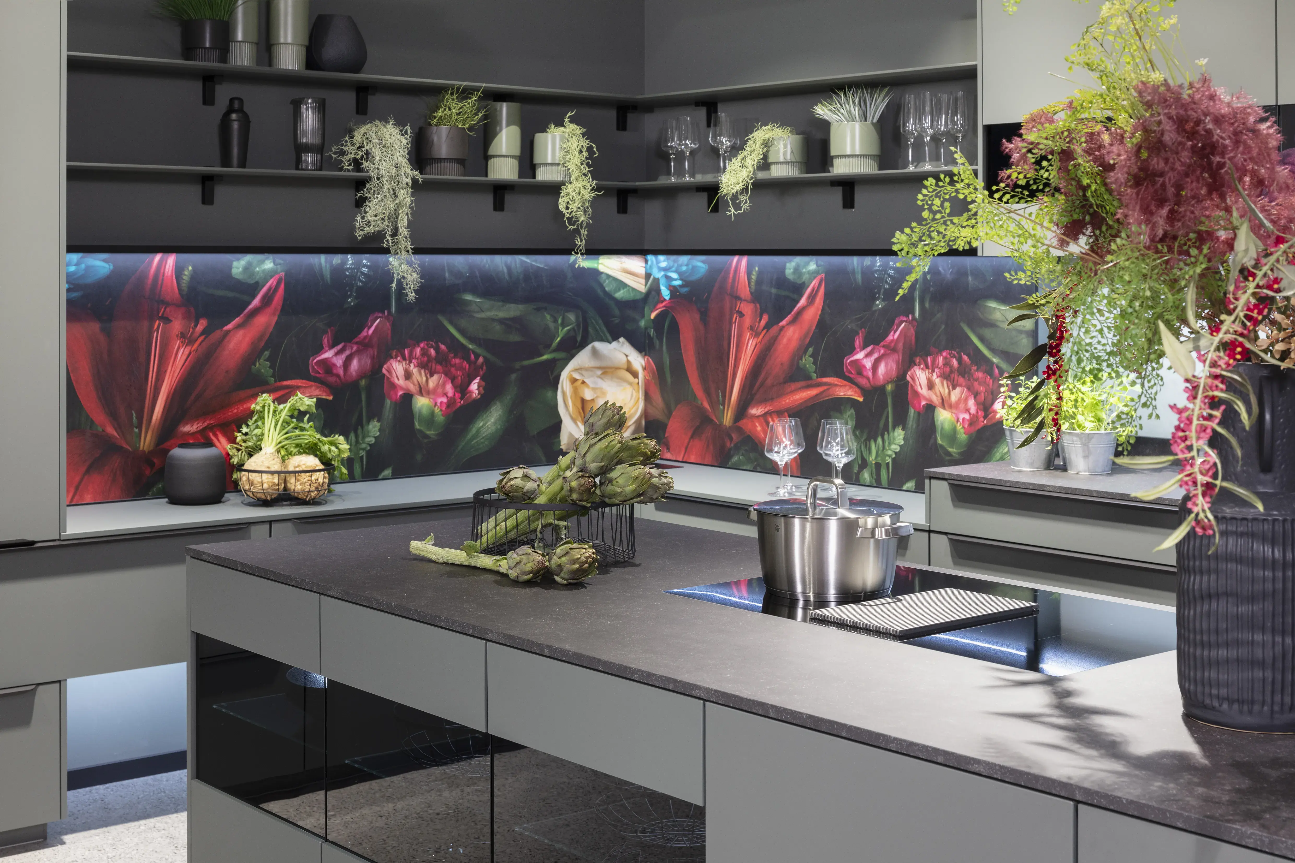 Nobilia Küche „Iconic Flowers“ in Mineralgrün Nischenrückwand Blumen